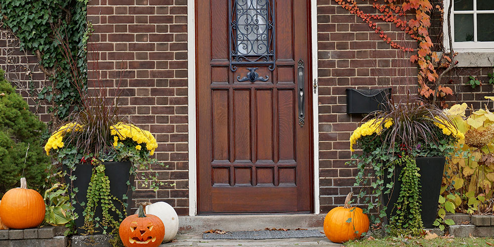 Greenstreet Gardens-Virginia-front of the house autumn planter pots